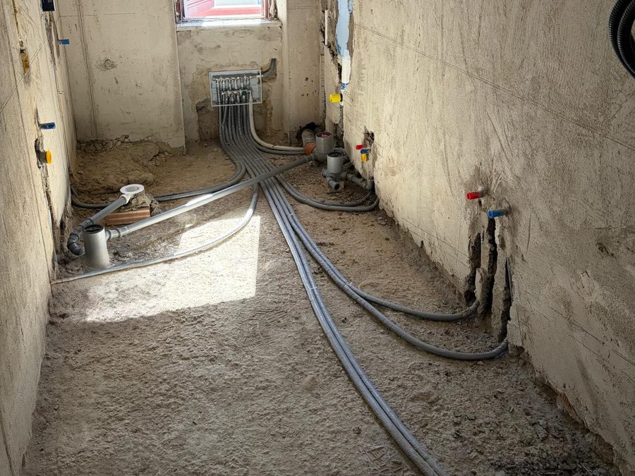 Le tubazioni di un bagno in rifacimento