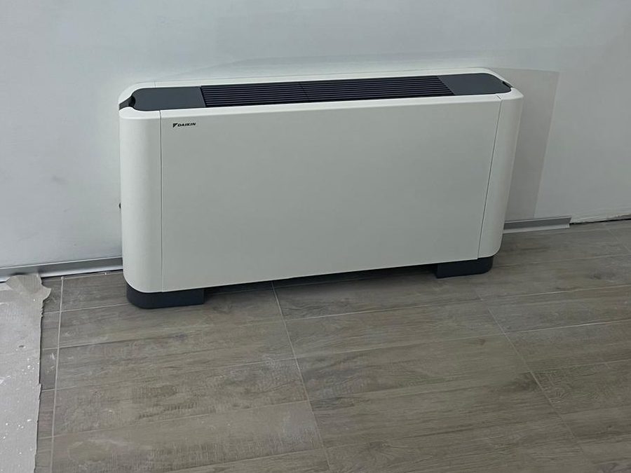 Ventilconvettore a pavimento montato contro una parete