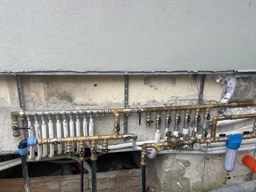 Collettori dell'acqua in ottone con il filtro, ogni linea con la sua valvola